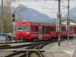 Eine Wendezuggarnitur der RhB nach Davos fhrt gerade ber die Landquart aus dem Bahnhof heraus. 16.04.08