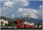Steuerwagen 1751 fhrt den RE aus Davos Platz nach Landquart. Hier fhrt er soeben in Grsch ein. Im Hintergrund der Stelserberg. (27.08.2008)