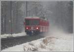 Am Ausgang der Klus bei Malans kommt S1 1513 mit Steuerwagen 1711 entgegen und wirbelt mit 90km/h den wenigen Neuschnee auf.