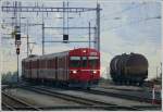 R1913 aus Scuol-Tarasp mit Steuerwagen 1723 an der Spitze und einer schiebenden Ge 4/4 I am Zugschluss fhrt frhmorgens in Pontresina ein.