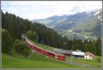 RE1037 mit Ge 4/4 II 613  Domat/Ems  und Steuerwagen 1753 kurz vor dem Cavadrlitunnel. Blickrichtung West das Prttigau hinunter mit Serneus Mezzaselva im Hintergrund. (29.09.2010)