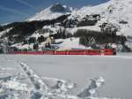 Grosskampftag bei der RhB. Der ums dreifache verlngerte RE 1032, mit der Ge 4/4 III 642 in der Mitte, kurz nach Davos Dorf. Dank dem wunderbaren Winterwetter, und der Weihnachtsbrcke, hatte es unzhlige Skifahrer, Tagesausflgler usw. Ausserdem findet zurzeit in Davos noch der Spenglercup statt, was auch noch mal zahlreiche Gste anlockt. Direkt hinter der Lok ist noch ein BDt-Steuerwagen lterer Generation angehngt, 28.12.2011.