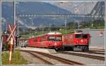 S1 1520 begegnet einem Gterzug mit Ge 6/6 II 703  St.Moritz  in Untervaz-Trimmis. (08.08.2012)