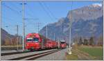 Die S1 1515 mit Steuerwagen 1756 wird heute wieder einmal mit einem Ge 4/4 II Pendel gefhrt und kreuzt als zweiter Zug den ABe 8/12 in Zizers. (20.11.2012)