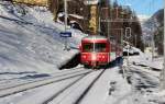 Gefhrt von Steuerwagen ABD4 1715 kam mir S2 1555 am 11.01.2012 bei der Einfahrt in Thusis vor die Kamera.