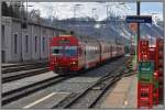 R1941 mit Steuerwagen 1753 fhrt in Pontresina ein.