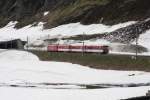 Beim Halt am Oberalppass am 20.5.2009 mussten wir den Gegenzug mit 
Steuerwagen voraus abwarten.
Der Blick ber die Schnee- bzw. Eisfelder auf den Zug war mir ein Foto wert.
Schade, dass die Wasserflche nicht grer war, dann htte sich der gesamte
Zug darin spiegeln knnen.