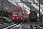 R1945 aus Scuol/Tarasp mit Steuerwagen 1758 an der Spitze erreicht Pontresina. (23.10.2014)