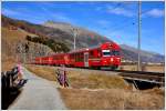 RE1335 mit Ge 4/4 II 633  Zuoz  und Steuerwagen 1754 bei Celerina. (16.11.2015)