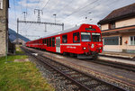 Der R 1868 (St. Moritz - S-chanf) fährt mit dem Steuerwagen voraus in den Bahnhof Zuoz ein.
Aufgenommen am 22.7.2016.