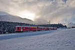 Bei Sonnenaufgang fährt der Be 4/4 Steuerwagen 1716 von Davos Platz nach Klosters Platz in Davos Wolfgang vorbei.Bild vom 3.1.2017