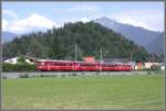 Ein RBe 4/4 Pendel auf dem Weg nach Chur. Der bewaldete Hgel (hier Tuma genannt) ist eine Ablagerung eines Gletschers aus der letzten Eiszeit. (24.05.2007)