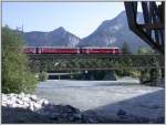 Regionalzug auf der Hinterrheinbrcke bei Reichenau-Tamins. Beim Felssporn unter der Brcke treffen Vorder- und Hinterrhein zusammen und bilden ab hier den Rhein. (20.06.2007)