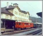 ABe 4/4 504 mit grner Wagengarnitur vor dem Bahnhofgebude von Pontresina. (Archiv 06/84)