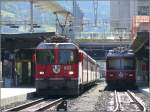 Ge 4/4 II 622  Arosa  mit RE nach Scuol/Tarasp und Be 4/4 513 Pendel nach Thusis im Bahnhof Chur.