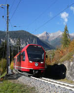 Triebzug 3132 'Capricorn' als Regionalzug von Davos Platz nach Filisur kurz vor dem Endbahnhof. Filisur, 16.10.2025