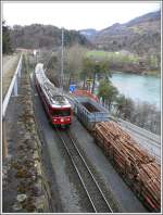 Be 4/4 516 Pendel hat soeben den Hinterrhein berquert und fhrt in Reichenau-Tamins ein.