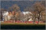Ein Be 4/4 Pendelzug der RhB hlt in Igis und versteckt sich hinter alten knorrigen Bumen. (28.12.2007)