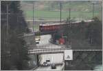 Wegen einer Brckensanierung macht die N13 einen Schlenker nach rechts und berquert den Hinterrhein auf einer Behelfsbrcke.