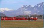 Be 4/4 zwischen Chur und Felsberg begegnet Ross und Reiter. Es mutet schon fast frhlingshaft an, aber das sonnige Bild vermittelt nicht die zackig kalte Bise, die mir aus Richtung Bodensee entgegen blies. (30.01.2009)