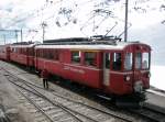 Hier machte eine Regionalbahn von Tirano nach St. Moritz einen Halt in der Station Ospizios Bernina. (25.5.2008)