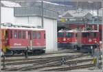 Bernina ABe 4/4 II 42 steht neben dem Depot, auf der Drehscheibe die Ge 4/4 II 625  Kblis  und davor die Ge 6/6 II 703  St.Moritz . (18.03.2010)