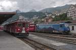 Whrend am 11. August 2010 in St. Moritz links im Bild die Triebwagen ABe 4/4 II 48 und 44 nach Poschiavo bereit stehen, ist rechts gerade die Ge 4/4 III 647  Grsch  mit Werbung fr die Graubndner Kantonalbank eingefahren.