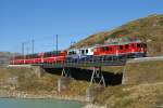 ABe 4/4 III 56 und ABe 4/4 III 54 lassen am 7.10.10 Ospizio Bernina hinter sich zurck.