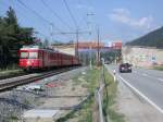Be 4/4 512 Pendelzug unterfhrt die provisorische berfhrung zur Grossbaustelle der neuen Sgerei Stallinger gegenber den Emser Werken. Hier ist auch der neue Spurwechsel bei der Einfahrt Reichenau-Tamins zu sehen.(04.07.2006)