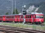 Be 4/4 512 Pendelzug verlsst Ems Werk mit Ziel Schiers. (04.06.12006) Die Doppelspurstrecke von Reichenau-Tamins bis Chur werden umfassend erneuert und mit neuen Signalen ausgerstet, hier das noch verpackte Einfahrvorsignal von Reichenau-Tamins.