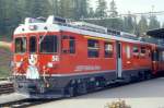 RhB - ABe 4/4 III 56  CORVIGLIA   am 30.09.1990 in Pontresina - Drehstromtriebwagen Bernina - bernahme 27.08.1990 - SWA/SIG/ABB - 1016 KW - Gewicht 50,00t - 1./2.Klasse Sitzpltze 12/16 - LP 16,89m - zulssige Geschwindigkeit 65 km/h - Logo RhB in deutsch. Hinweis: Die Triebfahrzeugserie besteht aus 6 Fahrzeugen mit den Nummern 51 bis 56, gescanntes Dia
