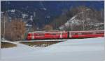 S1 1518 mit Be 4/4 513 unterhalb von Sogn Mang mit der Kirche von Tamins im Hintergrund.