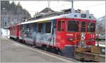 Die Ge 6/6 II 706  Disentis/Mustr  schleppt den Berninatriebwagen ABe 4/4 III 55  Diavolezza  von Landquart nach Pontresina und legt in Reichenau-Tamins einen kurzen Distanzhalt ein. (15.02.2013)