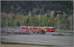 Ein Bagger grbt, der Andere schttet den Erdwall auf. So hofft man die Rfe von den Geleisen und der Autobahn fernzuhalten. S2 1556 mit Be 4/4 511 bei Felsberg. (27.04.2013)