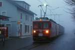 CJ/RhB: Von der RhB zur CJ. CJ Bef 641 ex RhB ABe 4/4 487 (Chur-Arosa) mit einem Kehrichtzug auf dem kurzen Strassenbahnabschnitt in Glovelier bei Nebel und vereister Fahrleitung am 30. Dezember 2013.
Foto: Walter Ruetsch