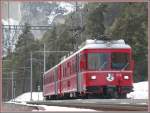 Whrend des Streckunterbruchs als Folge des Steinschlages in Valendas, verkehrt zwischen Chur und Versam-Safien ein Kurzpendel bestehend aus Triebwagen 516 und Steuerwagen 1712 fr Reisende ins Safiental. Hier wartet er in der Rheinschlucht im Bahnhof Versam auf die Abfahrtszeit. (08.01.2007)