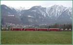 Be 4/4 Pendelzug fhrt an den abgestellten Zementsilowagen bei Trimmis vorbei. Auf dem Montalin hats wieder mal ein paar Zentimeter Schnee gegeben. (07.02.2007)