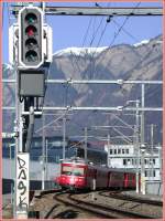 Die Haltestelle Chur West liegt in einer Kurve und in einer Steigung. Rchts des Triebwagens 515 ist das Dreischienengleis nach Domat/Ems erkennbar. (12.03.2007)