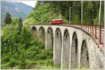 UNESCO Welterbetag auf der RhB. ABe 4/4 501 pendelt zwischen Filisur und Alvaneu mit Halt bei der Aussichtsplattform Nord. Schmittentobelviadukt. (12.06.2016)