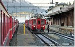 Bahnoldtimer-Wochenende im Engadin. RE1117 kreuzt in Bever den Fliegenden Rätier mit ABe 4/4 501, überwacht vom Zugführer Martin Schmid in historischer Uniform. (16.10.2016)