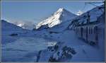 R4656 am zugefrorenen Lago Bianco nähert sich Ospizio Bernina 2253m und dem Piz Albris 3167m.