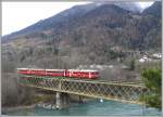 Hier kommt der Be 4/4 516 Pendelzug aus Rh�z�ns wieder zur�ck und �berquert den Hinterrhein.