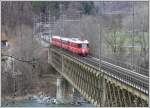 Be 4/4 516 Pendel �berquert den Hinterrhein und nimmt den linken Schienenstrang nach Rh�z�ns.