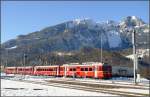 Be 4/4 512 verl�sst vor pr�chtiger Winterkulisse die Haltestelle Ems Werk Richtung Chur.