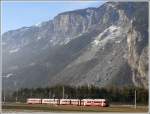 R1552 bei Felsberg, das Dorf mit dem Felssturz im Hintergrund.