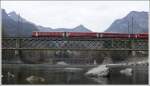 Da wo sich Hinter- und Vorderrhein zum Rhein vereinigenn �berspannt diese Br�cke das Tal.