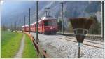S1 1525 mit Treibwagen Be 4/4 513 f�hrt langsam �ber das neu geschotterte Dreischienengleis bei Chur West.