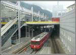 S2 1562 mit Be 4/4 511 f�hrt zwischen RhB-Depot und Postautodeck in Chur ein.