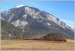Die Steigung von Reichenau-Tamins herauf nach Bonaduz ist fast geschafft und S2 1157 nach Thusis erreicht die Ebene mit dem Taminser Aelpli und Taminser Calanda im Hintergrund.