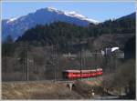 Die S2 aus Thusis hat die Verzweigung mit der Oberl�nderlinie bei Reichenau-Tamins erreicht und wird anschliessend den Hinterrhein �berqueren.